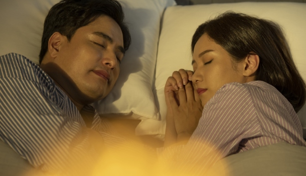 伴侶打呼好煩？研究：其實不分房睡眠品質更好、還能改善情緒壓力