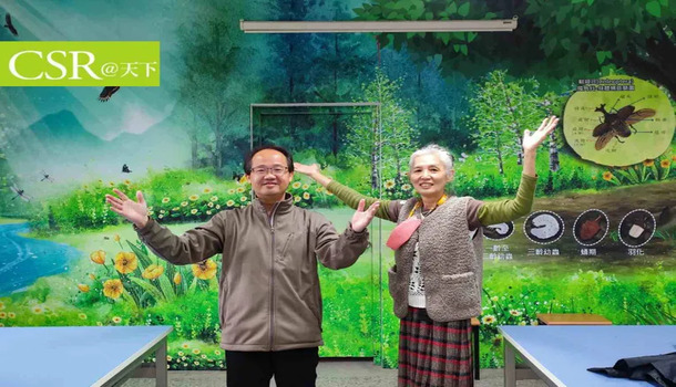 周靜智（右）的友人阿昌（左）捐了20萬元給光榮國小裝設了一間自然教室。