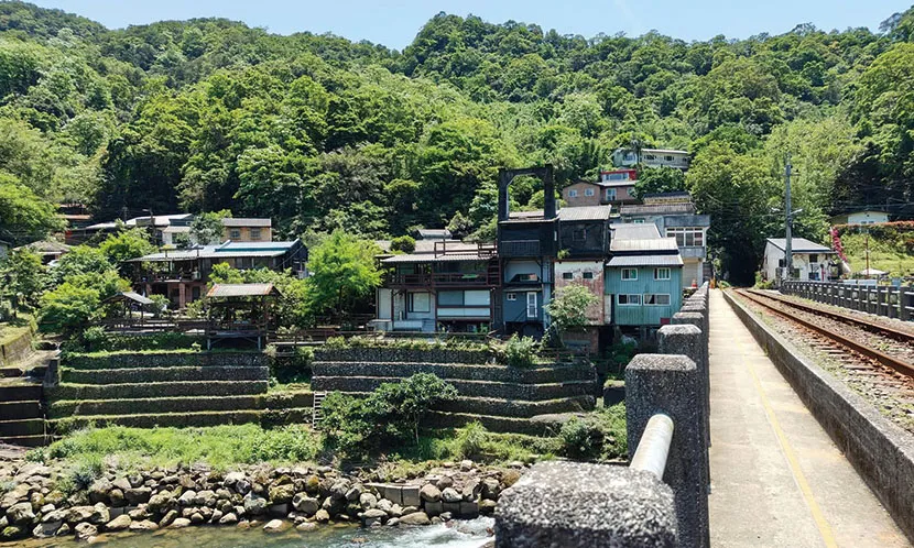 三瓜子橋是人車並行的鐵道橋，走在其間若遇到火車經過會倍覺新鮮和刺激。