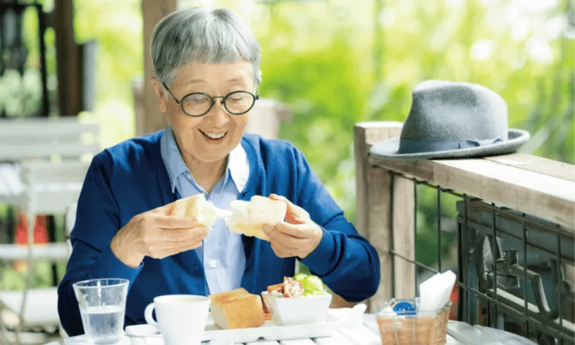 80歲仍像少女般精神奕奕！時尚雜誌總編輯如何靠簡單習慣，過出舒適幸福的退休生活？