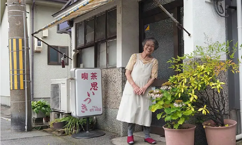 一間承載回憶與溫暖的咖啡店！4位年過8旬的奶奶守著70年老店，讓旅人們有回家的感覺