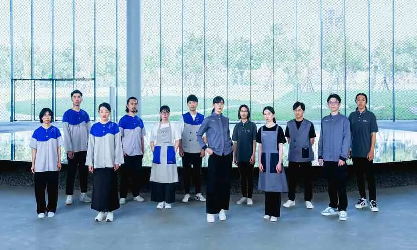 制服原來這麼美！美術館如何將員工制服打造成展館的行動風景？