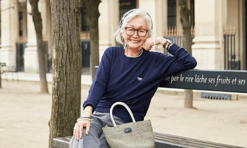 巴黎咖啡廳的招牌夫人 82歲的石井庸子如何穿搭出銀髮時尚？