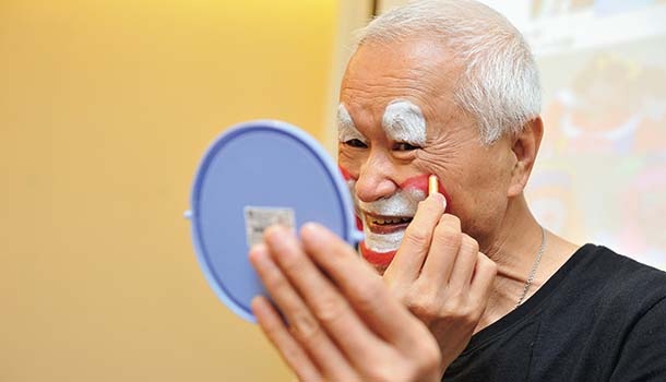 翻轉百歲／「蛋黃哥」黃世岱：用小丑的仁慈為年長者帶來歡笑
