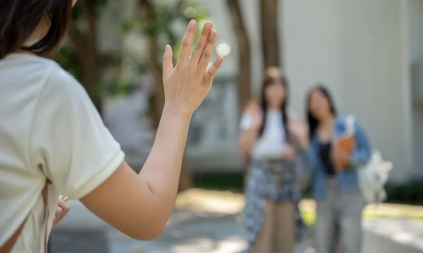 減輕焦慮與孤獨感！和陌生人聊天能帶來快樂，4招教你建立「微連結」