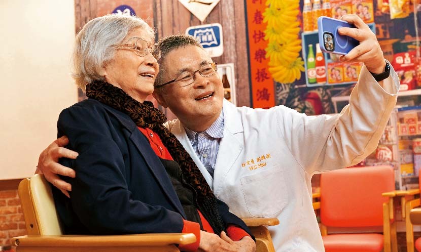 醫學有故事︱積極打造一個不怕失智的未來 首創「記憶門診」全面照護 徐文俊用愛接住失智者與家屬
