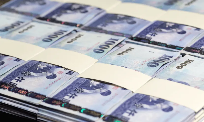 財政部表示，今（17日）起開放ATM領取普發現金1萬元，可透過16家指定金融機構取款，現金1萬元能領到什麼時候？《康健雜誌》整理關鍵QA。