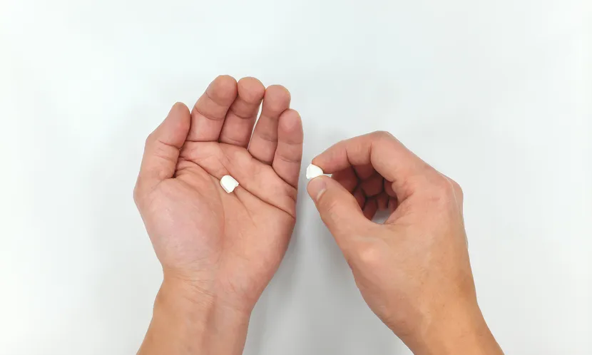 將藥物切割、打開等改變劑量或劑型的方式,可能會影響藥品的吸收及作用位置。圖片來源 / Shutterstock