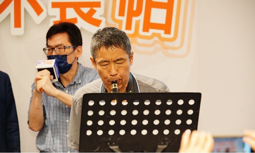 得巴金森不是世界末日 罹病20年他學吹薩克斯風維持手指靈活,人生仍然快樂出航