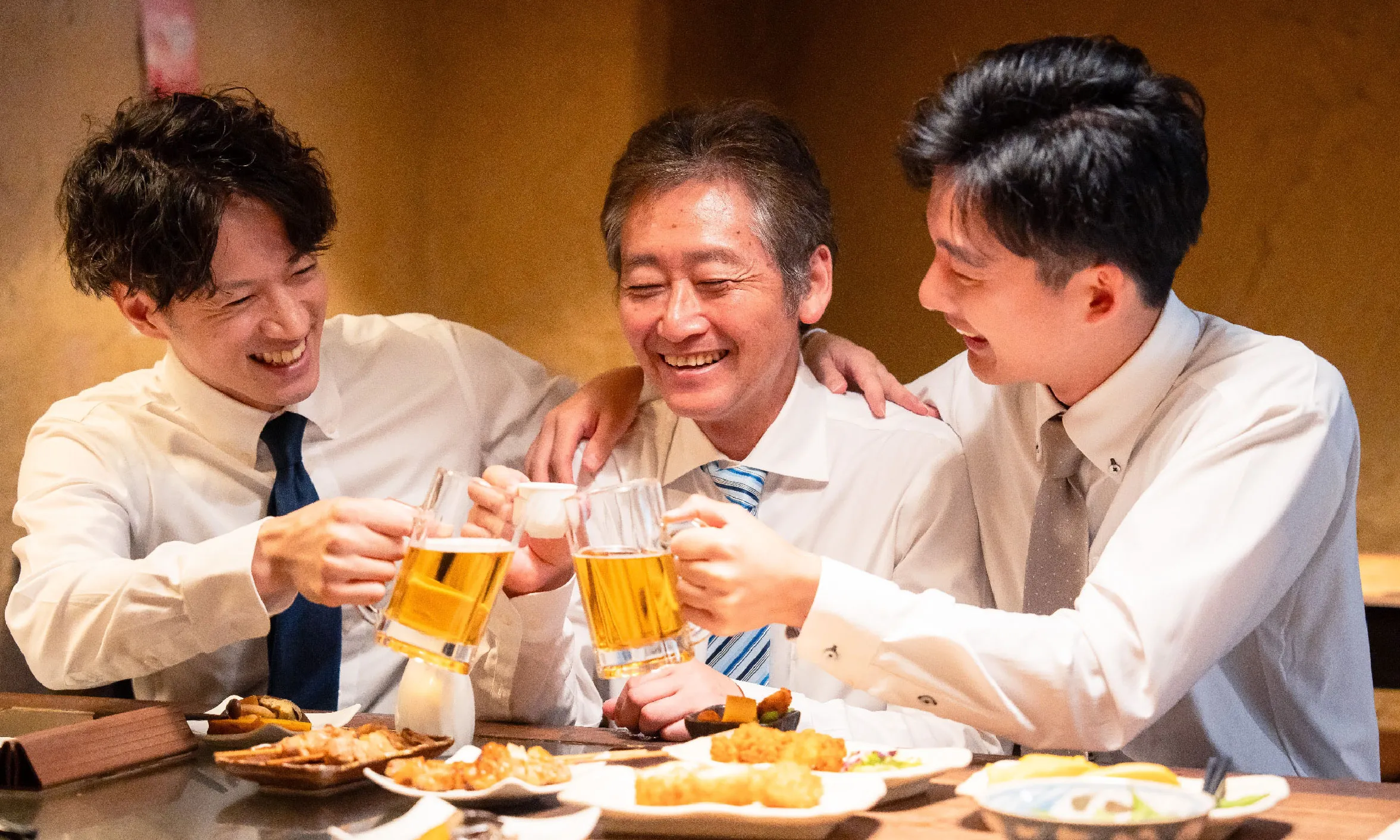 長期處於高壓環境、酒精與油膩飲食者，建議規律補充，才能建立穩定的體質基礎。圖片來源／Shutterstock