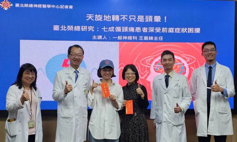 長期飽受偏頭痛困擾的曾小姐(右3)及王小姐(左3),在台北榮總接受合適治療、使用預防性用藥後,發作頻率及症狀大幅改善。