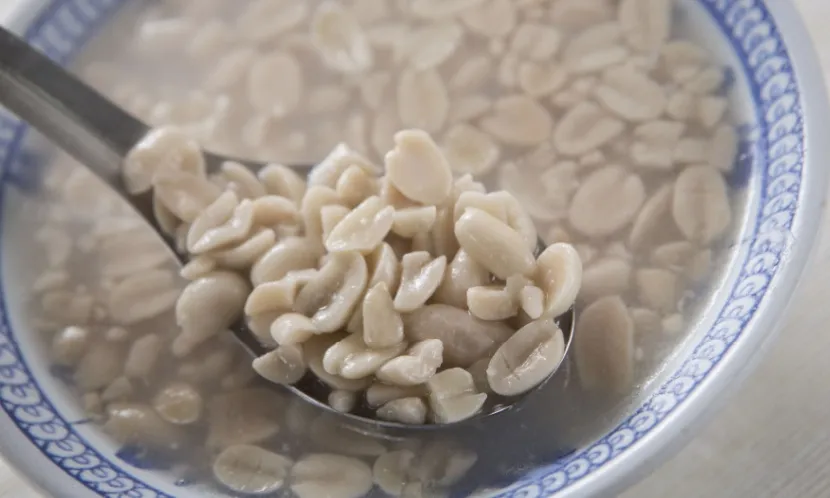花生湯配豆漿或牛奶是營養師門診中常推薦長輩的組合。圖片來源 / Shutterstock