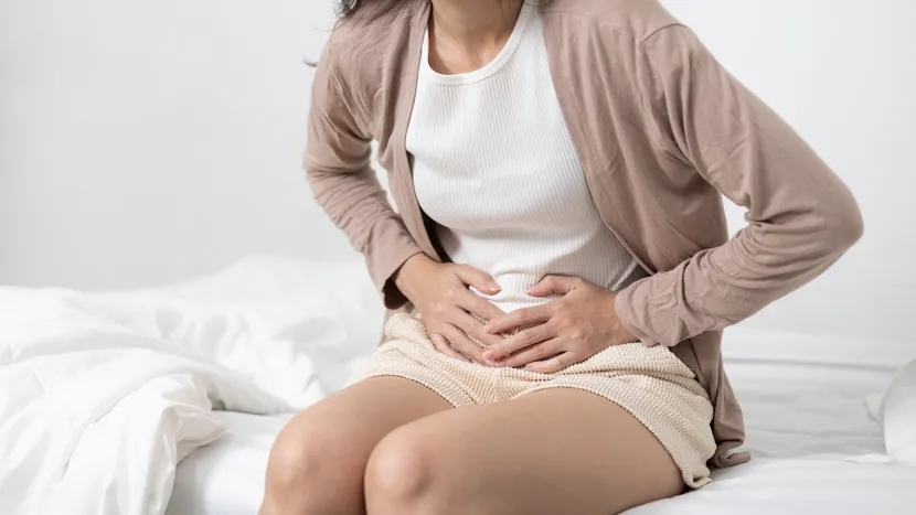 無痛或偶發腹痛「水性腹瀉」(米湯樣),是感染霍亂常見症狀,部分患者也可能出現嘔吐或脫水。圖片來源 / Shutterstock