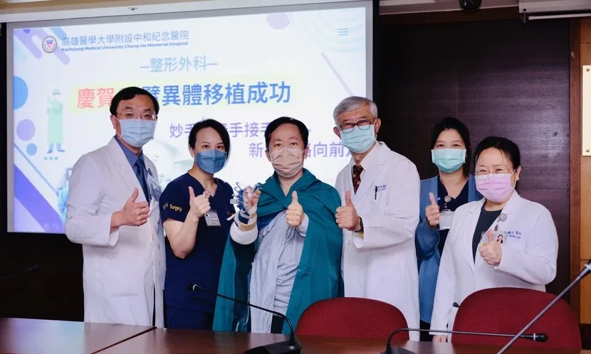 高醫手臂異體移植團隊在一名跨性別手臂移植手術患者林先生出院時為他切蛋糕慶生。圖片來源 / 郭耀仁提供