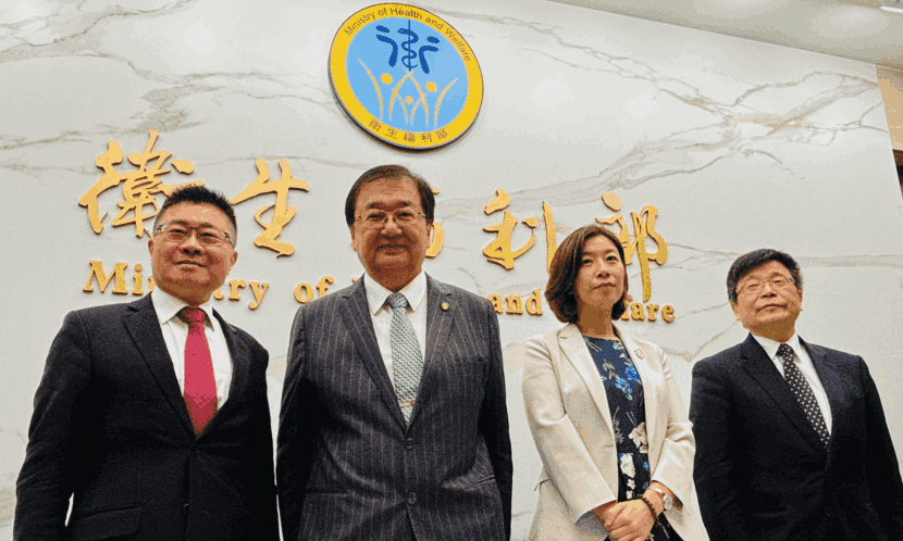 衛福部部長邱泰源（左二）上任，首次率政務次長呂建德（左一）、林靜儀（右二）及常務次長周志浩（右一）與媒體進行會面茶敘。