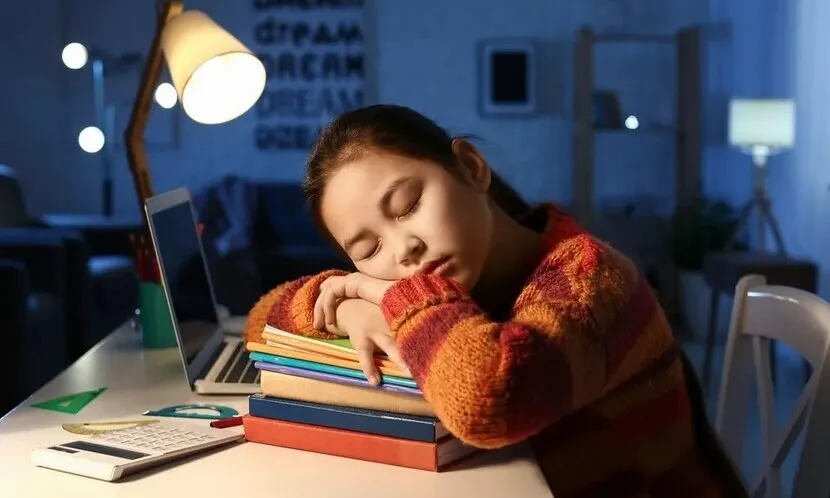 台灣孩子卻普遍少睡1~3小時,晚睡的主因就是補習盛行。圖片來源 / Shutterstock