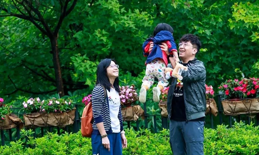 歷時2年收養女兒！沈伯洋：我們家3個人沒有血緣，但彼此相愛