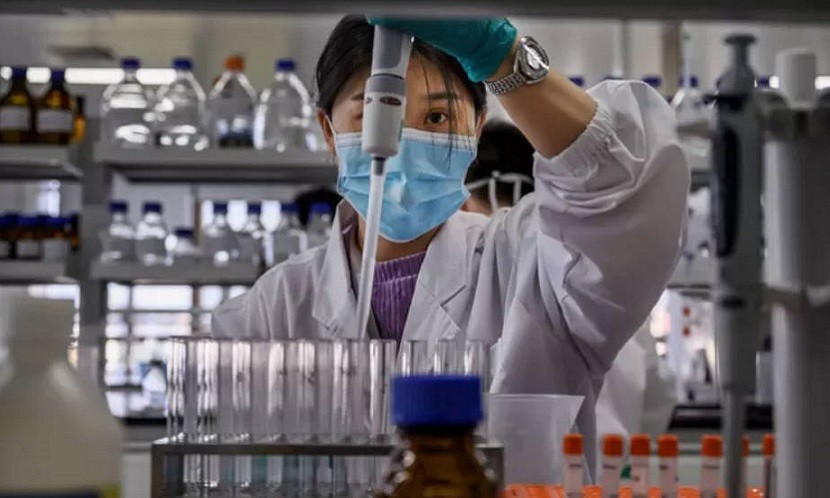 中國科興生物技術公司的一名實驗室技術人員正在研究疫苗