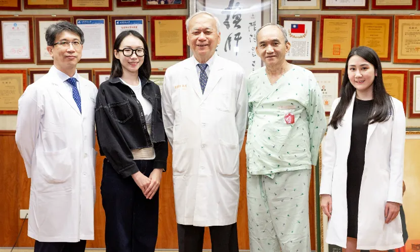 鄒章糧（右二）為國內首位階段2階段肝移植手術，成功出院的病人，從右數依序為陳之逸醫師、陳肇隆醫師、捐肝的女兒鄒宛庭和楊志權醫師