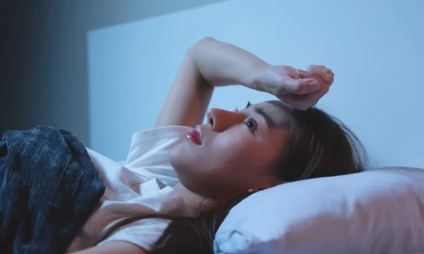 凌晨1點還在腦內小劇場？心理師揭開「內耗」真相：大腦背景程式太耗電，3招關掉它