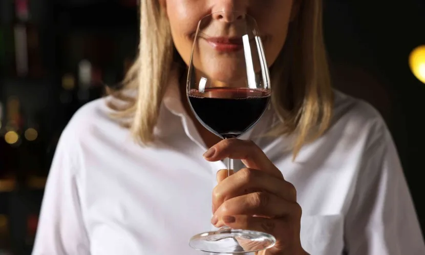只是小酌也一樣傷腦？研究發現「適量飲酒」仍有害，年紀愈大愈危險
