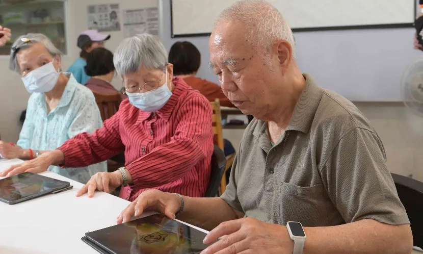 「殺啊！」長照站變電競基地：長輩打電玩不只防失能，竟成與孫子破冰的祕密武器