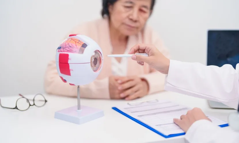 很多長者習慣用別人的經驗來「對號入座」,別人說是白內障,自己一旦看不清楚,也直覺認為就是同一種病。圖片來源 / Shutterstock