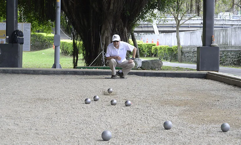 法式滾球講究技術與精準度，就像是在碎石地上「下棋」。