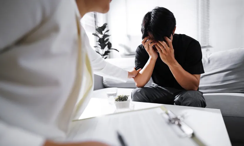 病人和家屬在面對醫療未知時,容易出現罪惡感或極度恐懼的心理。圖片來源 / Shutterstock