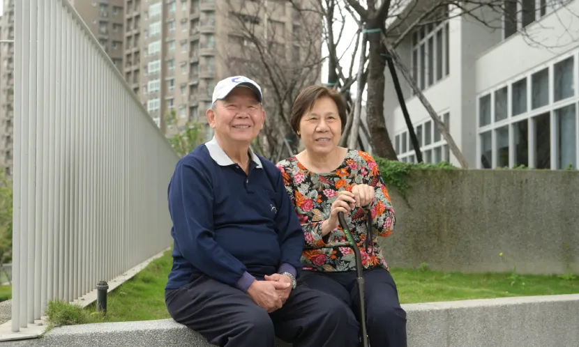 「氣象爺爺」陳正改(左)和太太林蘭貞(右)曾動念入住養生村,但後來選擇入住台灣首家「附服務型高齡住宅」。圖片來源 / 陳德信攝