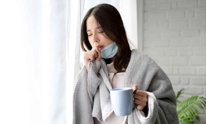 喉嚨痛像刀割、咳嗽拖3週！新冠NB.1.8.1症狀與感冒哪裡不同？「燕子」變異株也現蹤