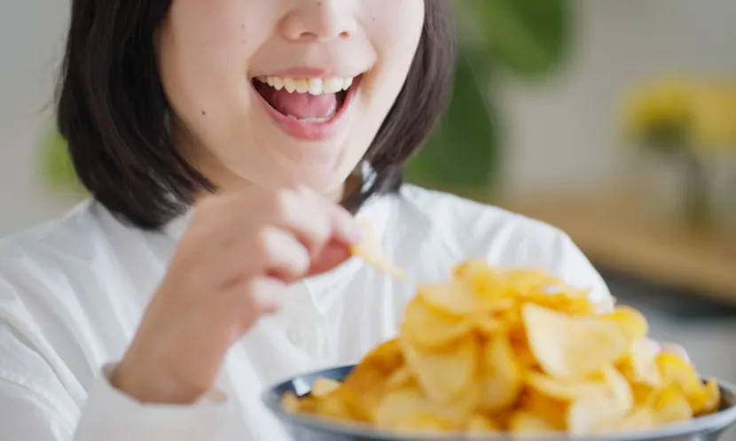 號稱天然≠安全！醫師教挑零食3步驟，腎友也能享受涮嘴不踩雷