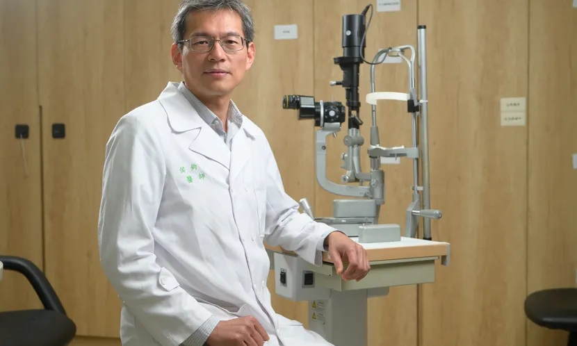 醫師侯鈞賀強調,當醫療進步、卻放棄特殊需求孩子們的眼睛照護權益,就是對健康權的歧視;也提醒家長注意孩子的視覺異常,及早就醫才能把握視覺黃金發展期。圖片來源 / 陳德信攝