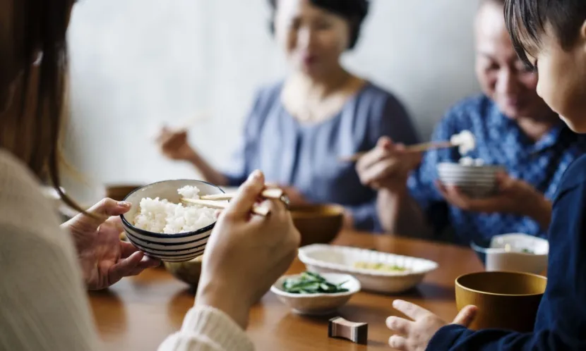 經常一起用餐、聊天，當父親出現異常時，就較容易被察覺。