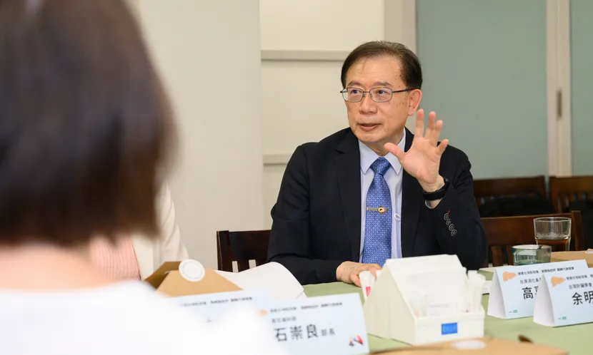 台灣消化系醫學會理事長高嘉宏呼籲將「肝纖維化指標FIB-4」納入公費篩檢,只要抽血就能初步估算肝纖維化的程處,再進一步檢查、找出高風險族群,評估追蹤和治療策略。圖片來源 / 康健雜誌