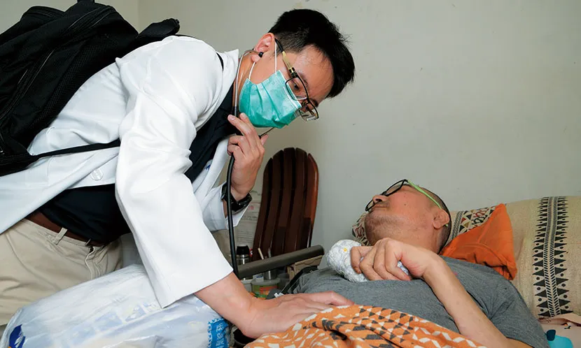 急診醫轉當「Uber Doctor」，走進社區守護失能患者與家庭
