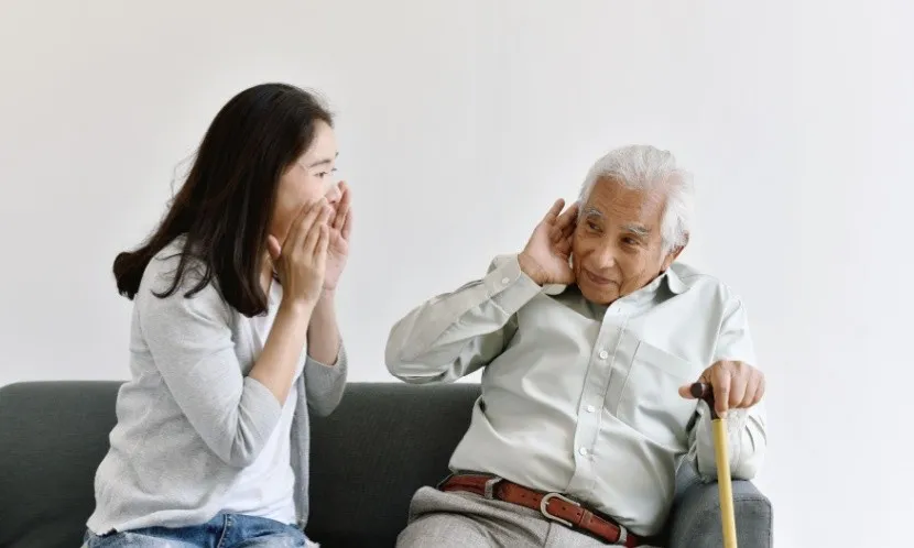 常說「蛤？」、電視愈開愈大聲？醫警示：聽力退化恐讓失智風險增5倍，教你3招在家自測