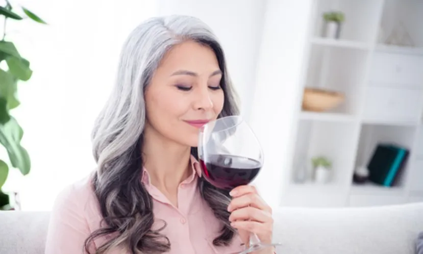 中高齡者身體代謝酒精能力下降,連帶讓腦部血流供應受酒精影響加大。圖片來源 / Shutterstock