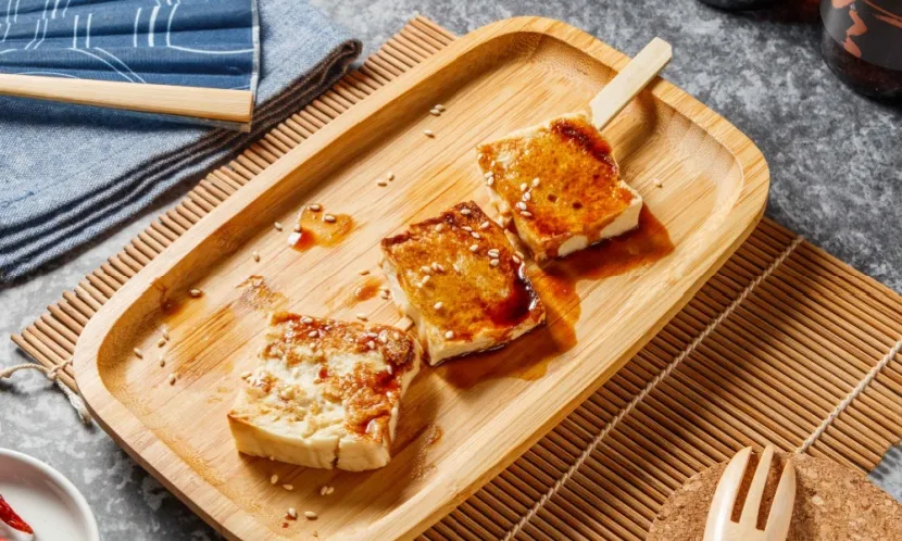 百頁豆腐、勾芡料理與含糖飲料,看似清淡,實際上仍可能增加代謝負擔。圖片來源 / Shutterstock