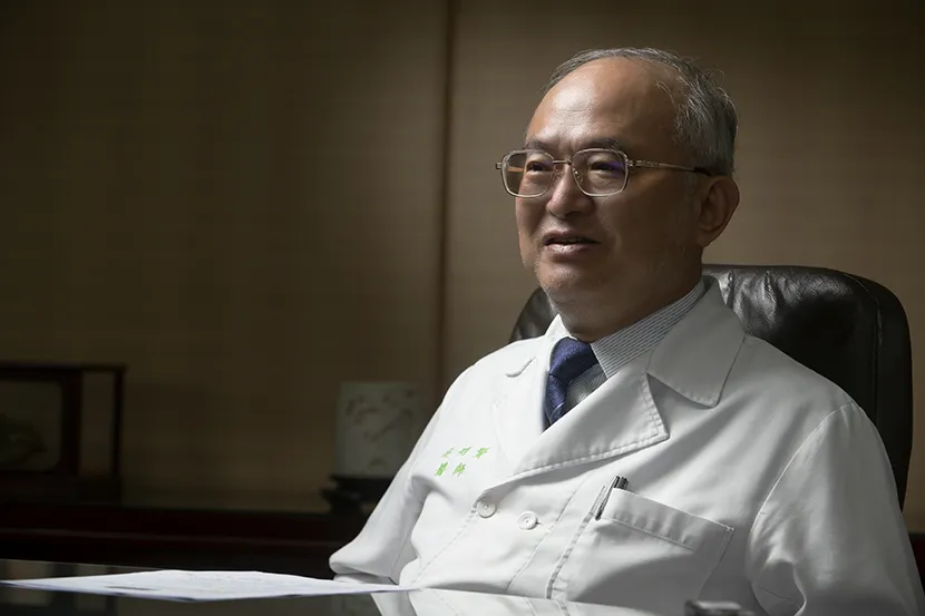 每次替《康健》寫專欄,吳明賢總會先親筆寫下想法,再援引最新醫學研究充實論點,最後交由《康健》記者整理。 圖片來源 / 陳德信攝