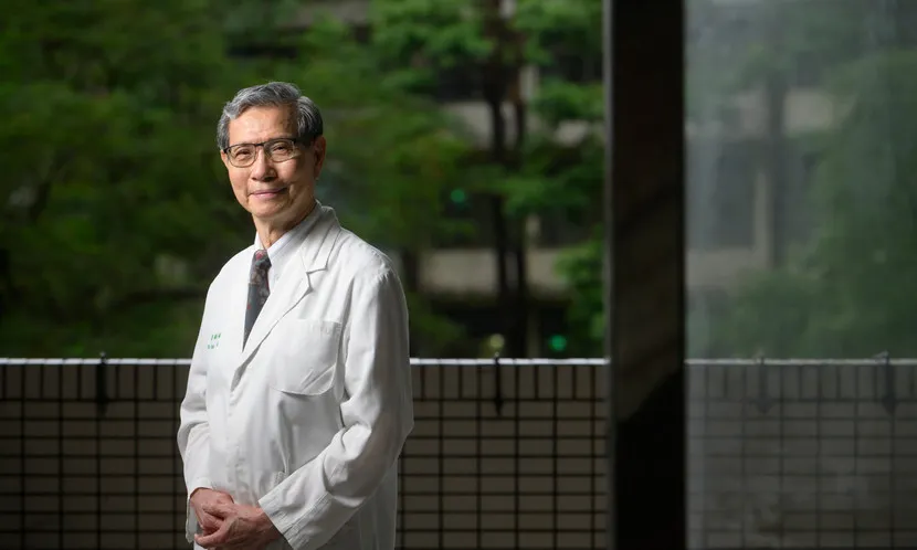中國醫藥大學附設醫院院長室顧問、泌尿部主治醫師楊啟瑞行醫半世紀，救活無數病人、培育中部許多泌尿名醫，且至今仍在第一線診治、開刀。