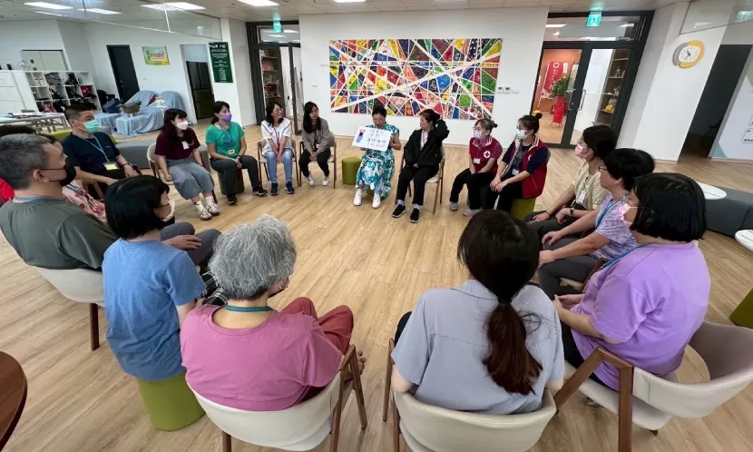 當家人失智，家屬可能茫然無措，中山醫學大學附設醫院失智共照中心獨創「12科共照」，整合12科專業並結合社區照顧資源，打造省時又貼心的失智照護模式，並兩度獲得國家級認證肯定。