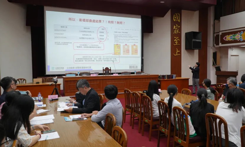 立法委員邱慧洳與台北市議員陳宥丞發現,在衛福部食藥署的醫療器材許可證資料庫中,查無歐耐恩牙套的資料。 圖片來源 / 邱慧洳辦公室提供