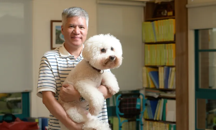 台北市貴族老人長照中心規模不大，卻有獨棟建築與毛孩哈魯陪伴，營造出家的氛圍。除導入醫院級管理與智慧科技，並重視安寧照顧，讓長輩安心生活、圓滿告別人生。