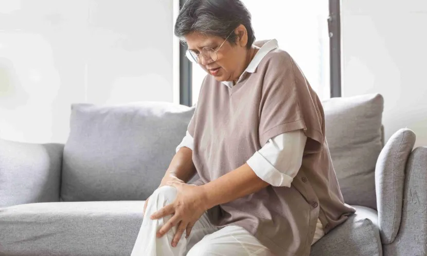 膝蓋痛就吃葡萄糖胺？研究提醒：顧了關節，卻可能讓大腦退化加速
