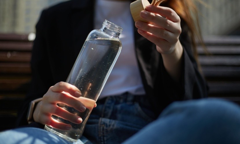 正常腎絲球過濾率每年會以1～2分的速度在衰退，但有人腎功能衰退速度非常快、有人卻一直保有良好的腎功能。疾病因素之外，經年累月的傷腎壞習慣，其實會讓未來洗腎風險提高。