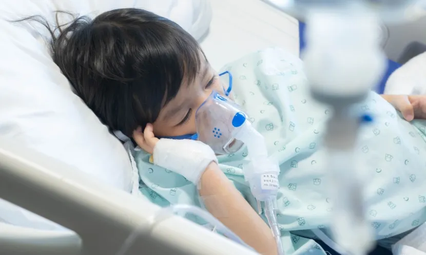3歲男童恩碩最終沒能等到移植手術，戳破了「孩子是寶」的美好宣言，也讓人深思，生在哪個縣市，就決定了孩子的命運嗎？政府4年砸下36億建置兒童醫療網，10.5億投入重難症，為何仍會出現漏洞？