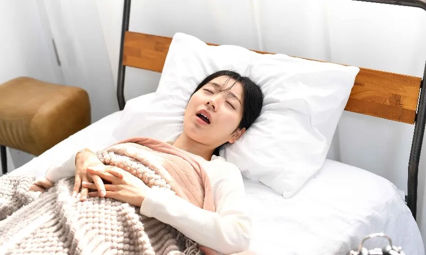 睡覺流口水不只是睡很熟！醫揭5大原因：枕頭濕一片恐呼吸中止或神經退化警訊