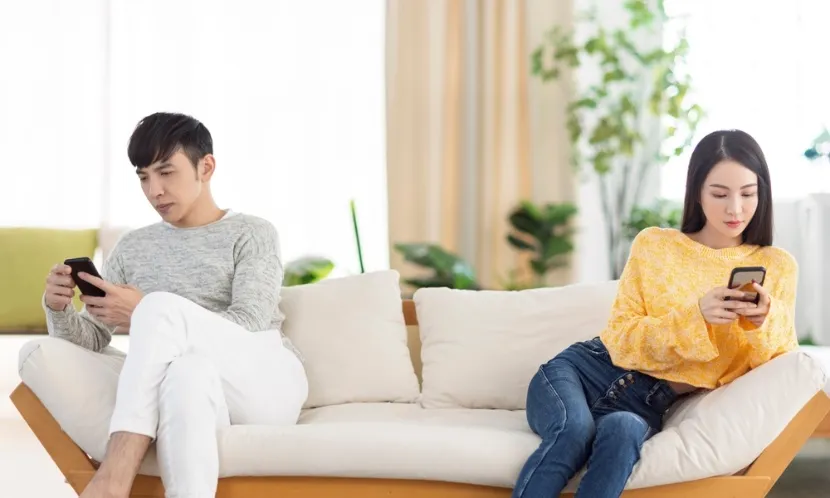 每天住在一起，卻像陌生人？心理師揭「假性親密」4大警訊，你中了幾個