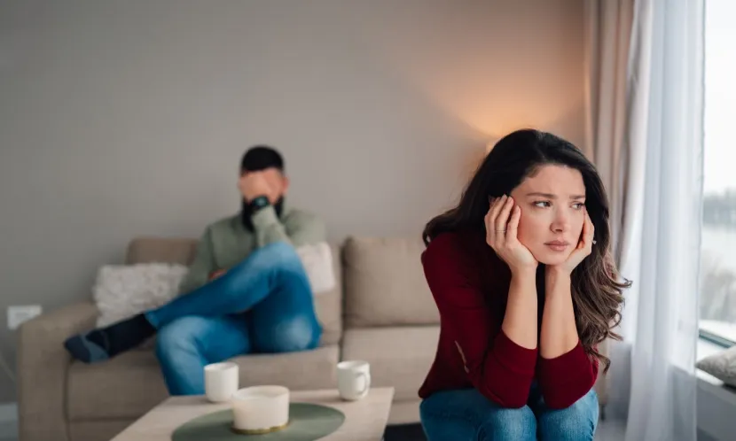 許多伴侶透過日常分工維持運作,情感連結卻逐漸流失。圖片來源 / Shutterstock